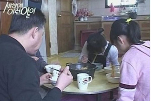 Ấm lòng cô cháu đi nhặt rác đỡ đần bà bị ốm 6 Ấm lòng cô cháu đi nhặt rác đỡ đần bà bị ốm 6