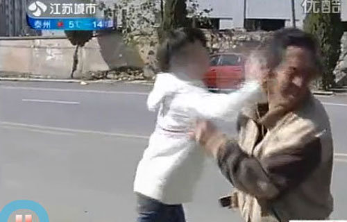Dân mạng Trung Quốc sôi sục vì clip thiếu nữ tát cha già 1