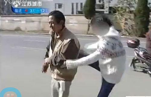 Dân mạng Trung Quốc sôi sục vì clip thiếu nữ tát cha già 5