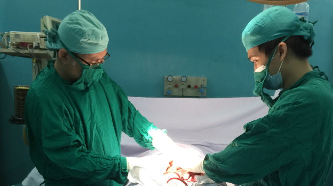 Phẫu thuật cắt da quy đầu cho một bệnh nh&acirc;n tại Bệnh viện B&igrave;nh D&acirc;n - Ảnh: BV cung cấp