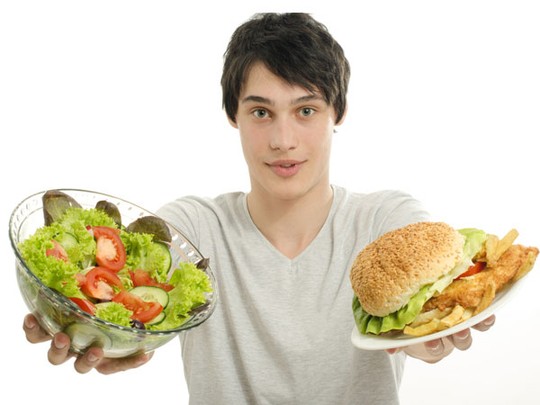 Ăn quá nhiều, nhai không kỹ cũng là nguyên nhân gây nôn mửa