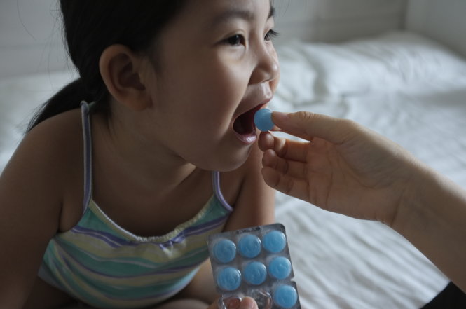 Trẻ em thường bị ho do phản ứng với thời tiết, nhưng phụ huynh cũng đừng vội nôn nóng cho trẻ dùng thuốc nếu không có chỉ định của bác sĩ - Ảnh minh họa: Châu Anh