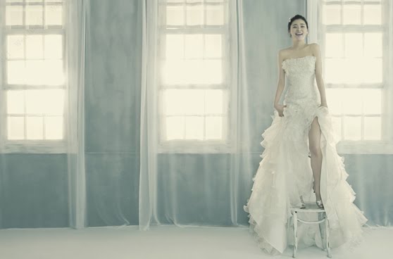 Sao H&agrave;n đẹp lộng lẫy c&ugrave;ng v&aacute;y cưới