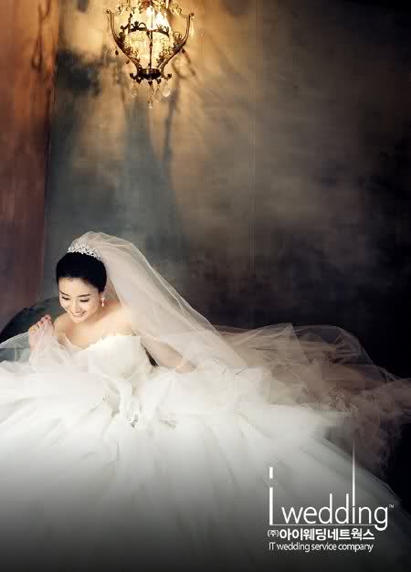 Sao H&agrave;n đẹp lộng lẫy c&ugrave;ng v&aacute;y cưới