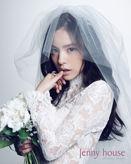 Sao H&agrave;n đẹp lộng lẫy c&ugrave;ng v&aacute;y cưới