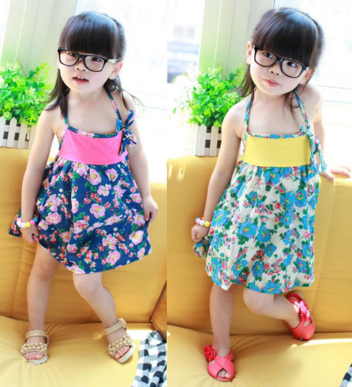 B&eacute; nh&iacute; nhảnh với đầm hoa xinh xắn
