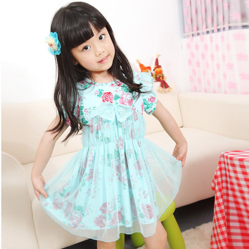 B&eacute; nh&iacute; nhảnh với đầm hoa xinh xắn