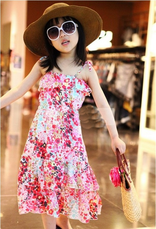 B&eacute; nh&iacute; nhảnh với đầm hoa xinh xắn