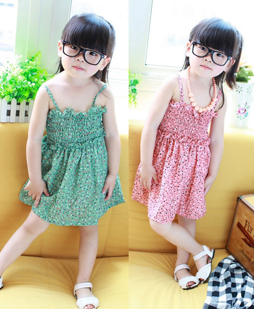 B&eacute; nh&iacute; nhảnh với đầm hoa xinh xắn