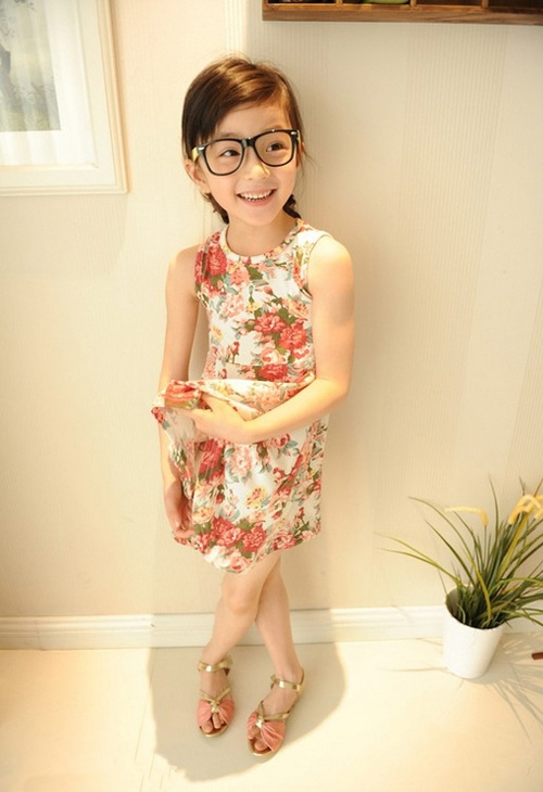 B&eacute; nh&iacute; nhảnh với đầm hoa xinh xắn
