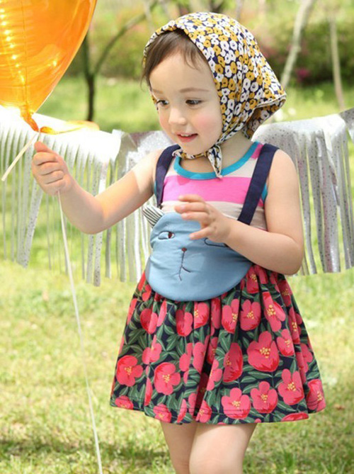 B&eacute; nh&iacute; nhảnh với đầm hoa xinh xắn