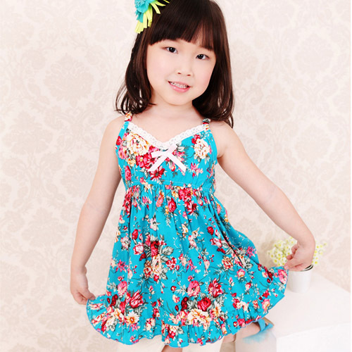 B&eacute; nh&iacute; nhảnh với đầm hoa xinh xắn