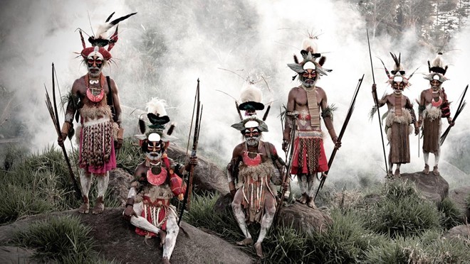 Nhóm người thiểu số ở Papua New Guinea là bộ tộc sở hữu kho tàng truyện dân gian rất phong phú, qua các truyện kể truyền miệng, thần thoại, truyện ngụ ngôn và cả những câu bùa chú. 