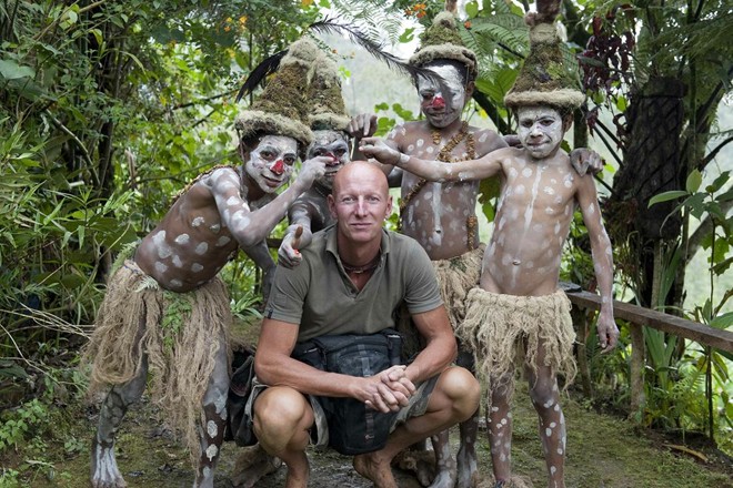 Tác giả bộ ảnh, Jimmy Nelson, chụp cùng bộ lạc Asaro ở Papua New Guinea.