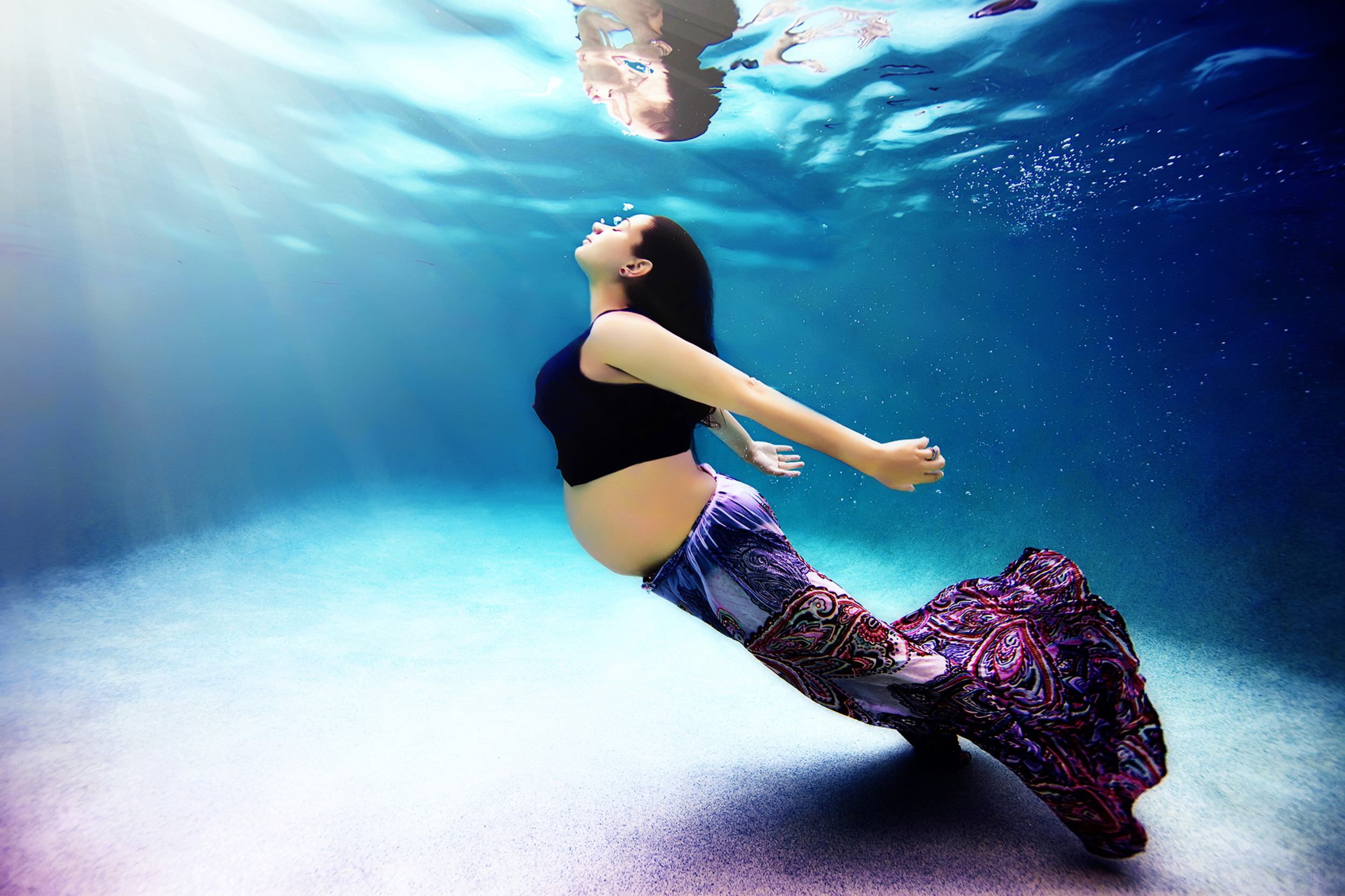 Девушка наполнила живот водой. Фотосессия беременных в воде. Фотосессия под водой беременных. Беременные русалки.
