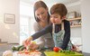 Nhiều lợi ích không ngờ khi dạy con nấu ăn từ nhỏ