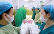 Sản phụ 56 tuổi sinh đôi, hai bé chào đời cách nhau một phút