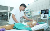 B&#233; g&#225;i trong vụ lũ qu&#233;t tại bản L&#224;ng Nủ: Vẫn c&#242;n b&#249;n, đất trong phổi