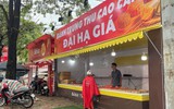 Bánh trung thu giảm giá một nửa, mời chào khách sau rằm