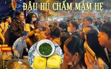 Tranh nhau mua đậu hũ vàng chấm mắm hẹ ở khu Quận 5, quá vất vả nhưng liệu hương vị có bõ công?