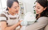 Lên chăm con gái ở cữ nhưng lại được con rể chăm ngược, mẹ vợ vội bỏ về quê vì thấy bực bội