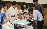 "Thần đồng" 7 tuổi có IQ 154, sở hữu 5 kỷ lục, học cùng sinh viên tại đại học top đầu châu Á