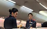 Đăng 1 tấm ảnh trên máy bay, bà mẹ không ngờ nhận loạt "gạch đá" vô lý: Đọc bình luận mà xót lòng
