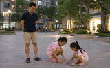 Đưa con xuống sân chung cư chơi, ông bố TP.HCM hốt hoảng chứng kiến diễn biến sau đó: Tuyệt đối lưu ý 2 điều này khi cho con ra ngoài