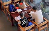 Bức ảnh gia đình trong quán cafe bỗng "hót hòn họt" khắp MXH: Quá lâu rồi mới thấy 1 hình ảnh đẹp đến thế này!