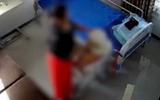 Thấy mẹ có nhiều vết thâm tím, con trai xem camera thì đau đớn trước sự mất nhân tính của người chăm sóc