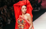 VIFW ngày 2: Hoa hậu Kỳ Duyên diễn xuất thần, mặt lạnh như băng trong show diễn NTK Thủy Nguyễn