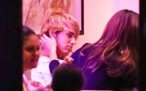 Justin Bieber nũng nịu, trao Selena nụ hôn đắm đuối kỷ niệm Lễ tình nhân đầu tiên bên nhau sau 4 năm