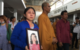Vụ cháy chung cư Carina: Quặn lòng chứng kiến cảnh người thân nhận thi thể nữ Bí thư phường Nguyễn Thái Bình về chùa an táng