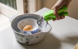 Chỉ 15.000 đồng nhưng dụng cụ kẹp đồ ăn nóng này rất được việc cho các bà nội trợ