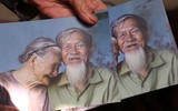 Nhiếp ảnh gia người Pháp chụp bộ ảnh đôi vợ chồng 94 tuổi và phía sau đó là một "cổ tích tình già" siêu dễ thương ở làng rau Trà Quế