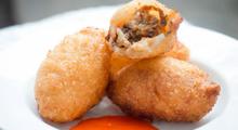 Tuyệt chiêu làm bánh rán mặn với sốt chấm sóng sánh tuyệt ngon