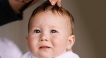 Phải đợi 3 tháng 10 ngày mới được cắt tóc cho bé sơ sinh? - Bé sơ sinh: Nhiều bậc phụ huynh thường lo lắng về thời điểm phù hợp để cắt tóc cho bé sơ sinh. Nhưng đừng lo lắng, bạn không phải đợi quá lâu. Thực tế là chỉ 3 tháng 10 ngày sau khi bé chào đời, bạn có thể đến tiệm cắt tóc và giúp bé sơ sinh thay đổi diện mạo. Hãy để bé của bạn trở nên đáng yêu hơn với kiểu tóc mới!