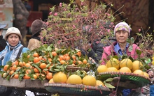 Những chuyến hàng tranh thủ tại "chợ quê" giữa lòng Hà Nội ngày 29 Tết