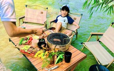 Trốn nắng Hà Nội, gia đình nhỏ có chuyến picnic cực "chill", trải nghiệm ăn đồ nướng ngay trên dòng suối mát