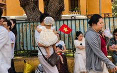 Các em nhỏ siêu đáng yêu cùng gia đình dạo chơi dưới cái nắng rực rỡ trong ngày Tết Độc lập bên Lăng Bác