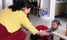 Con gái hỏi "Tại sao bà nội lại lì xì ít hơn bà ngoại?", câu trả lời của nàng dâu khiến cả nhà chồng xuýt xoa: Sao mà khéo thế!