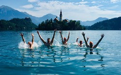 Hồ băng tự nhiên đứng số 1 thế giới về Cold Therapy: Suối nguồn vĩnh cửu giữa lâu đài, điểm đến được ưa chuộng của giới thượng lưu