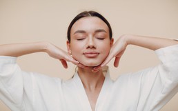 Yoga mặt: Bí quyết trẻ hóa tự nhiên hay chỉ là trào lưu nhất thời? Chuyên gia đưa ra gợi ý cho người không muốn thẩm mỹ