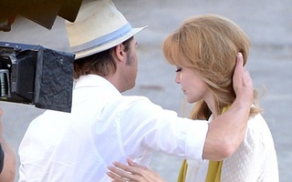 Brad Pitt ôm Angelina Jolie tình cảm trên phim trường