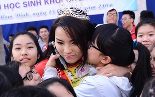 Hoa hậu Kỳ Duyên bất ngờ được hôn má khi trở về Nam Định