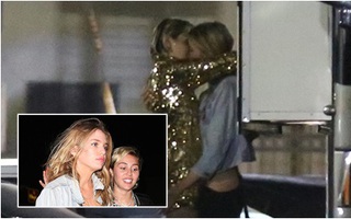 Miley Cyrus công khai hôn bạn gái nơi công cộng 