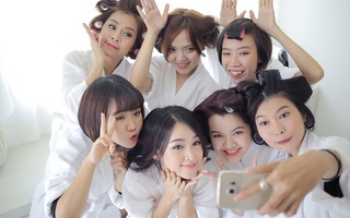 Cô dâu Tú Vi nhí nhố trong hậu trường chụp ảnh cưới