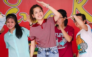 Chi Pu ngẫu hứng nhảy "Vũ điệu cồng chiêng" khi đi từ làm thiện