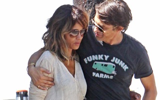 Vợ chồng "miêu nữ" Halle Berry ôm nhau tình tứ giữa tin đồn ly hôn
