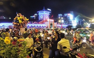 TP.HCM: Người dân nô nức ra đường "xí" chỗ chờ đón giao thừa